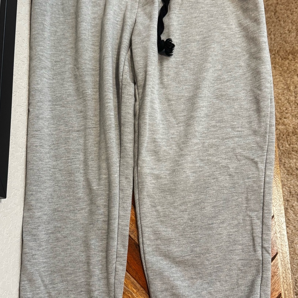 Set a three Capri Joggers! Size medium - Picture 4 of 8